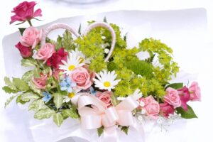 バラやマーガレットを使った華やかなプロポーズ用アレンジメント