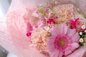 ピンクのガーベラとバラ、カーネーション、かすみ草の花束