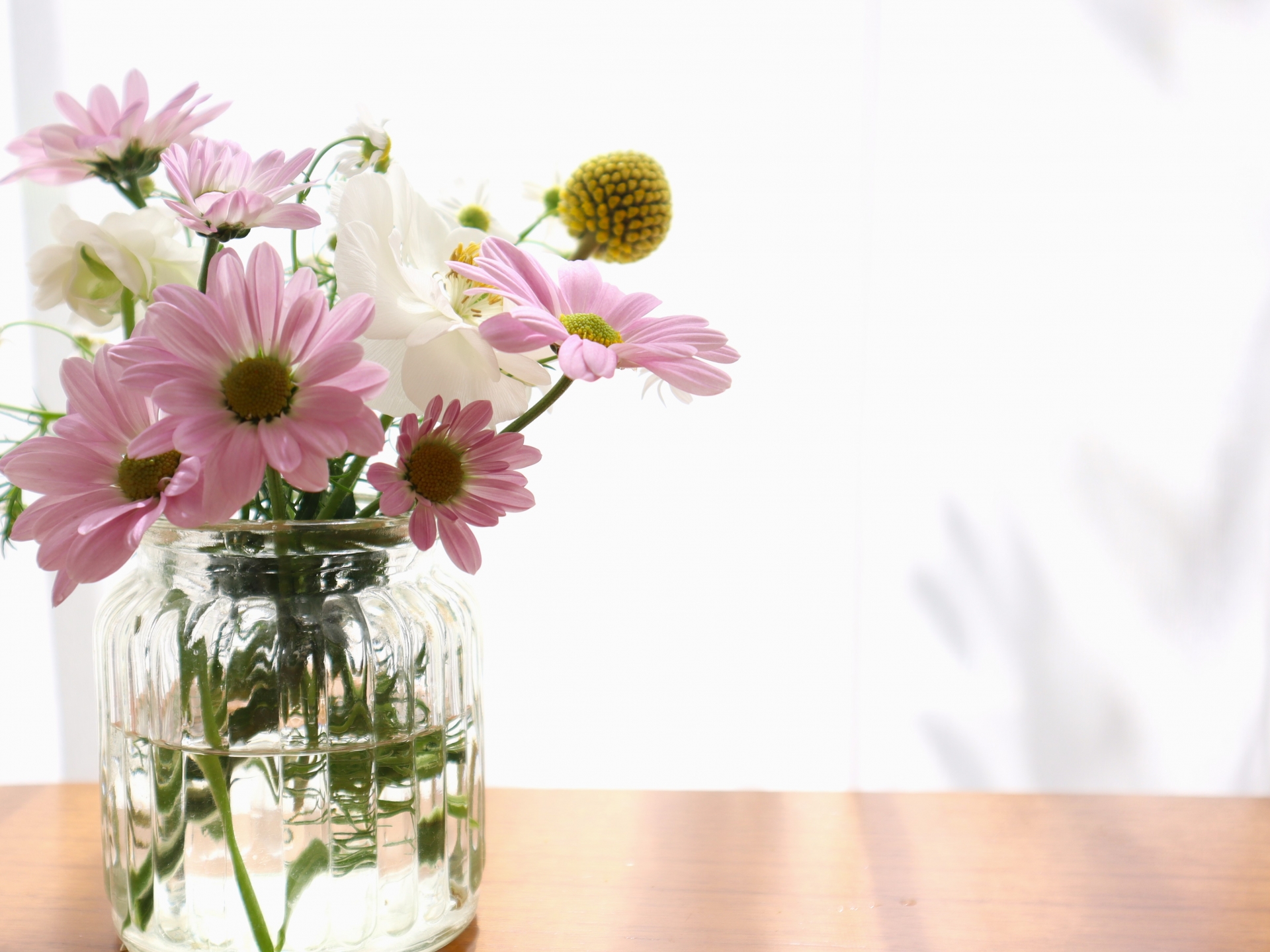 淡いピンクのガーベラとアルストロメリア、クラスペディアの花束