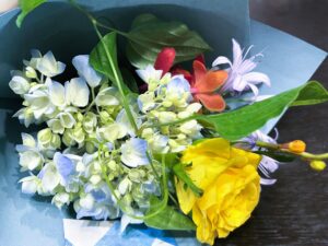 バラとアジサイとアガパンサスのさわやかなプロポーズ用花束