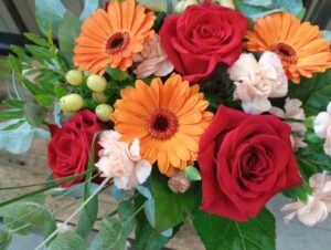 オレンジのガーベラと赤いバラの花束