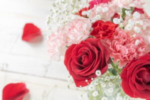プロポーズのプレゼントとして人気のカーネーションとバラ、かすみ草の花束