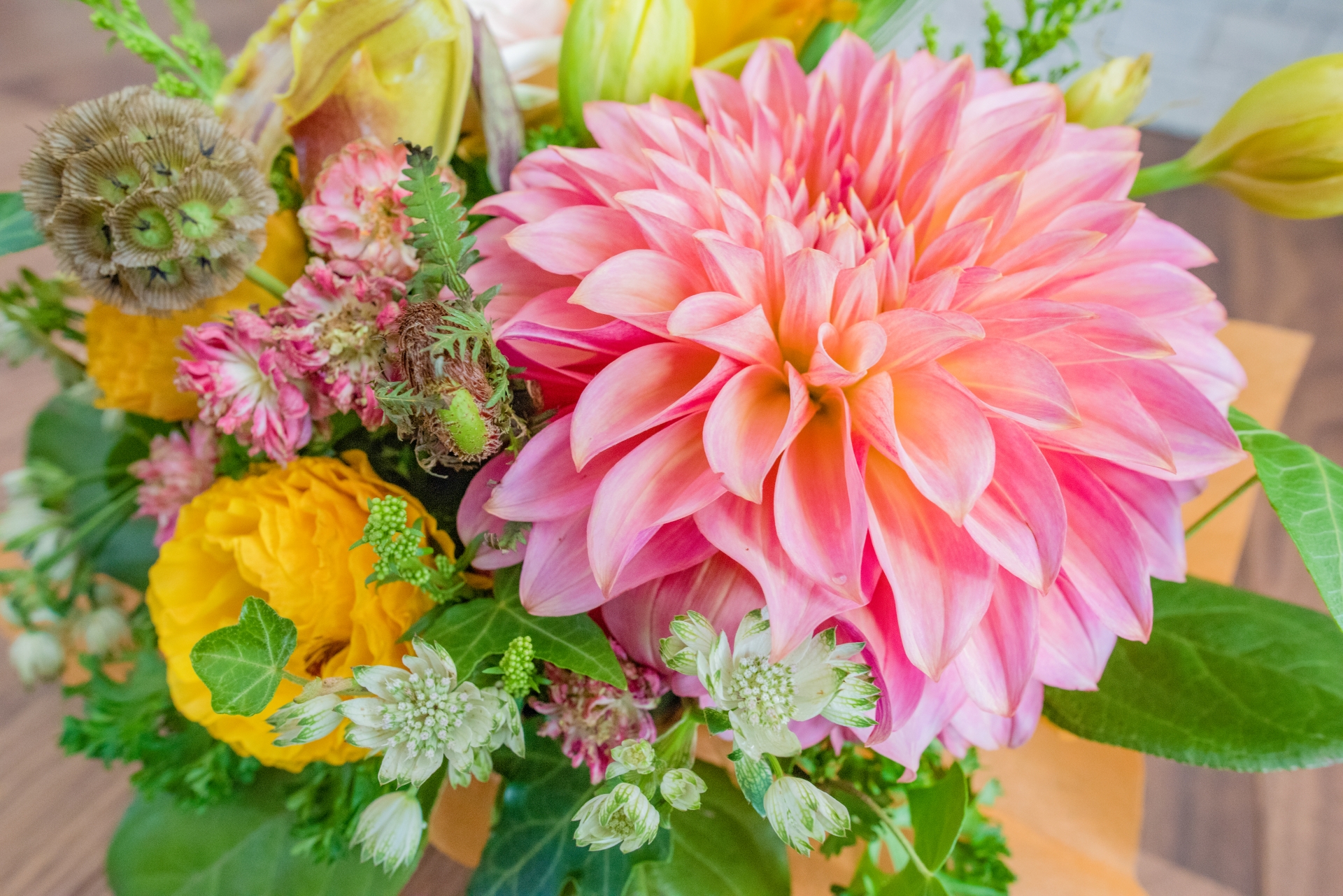 ピンクの大輪ダリアと黄色いラナンキュラスのかわいらしいプロポーズブーケ