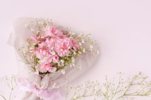 プロポーズのプレゼントとして人気の白いかすみ草とピンクのカーネーションの花束