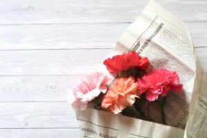 プロポーズのプレゼントとして人気の赤、ピンク、オレンジのカーネーション