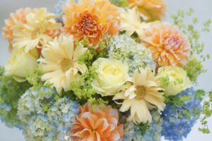 オレンジのダリアと黄色いガーベラとバラ、水色のアジサイのプロポーズブーケ