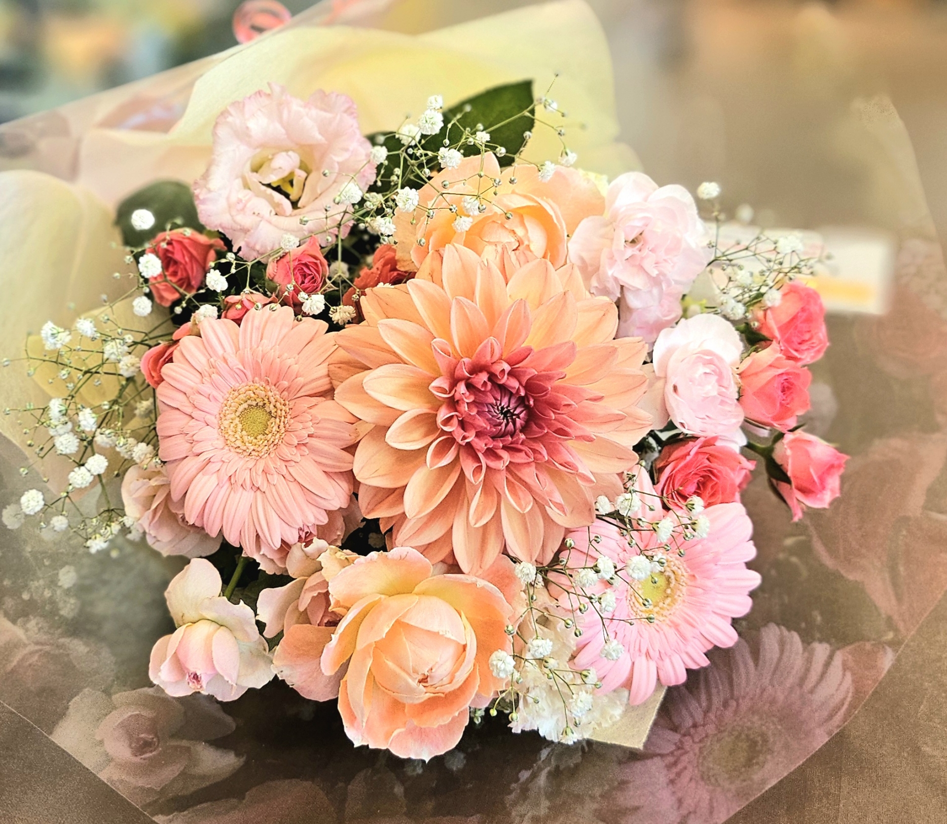 オレンジピンクのダリアとピンクのガーベラ、濃いピンクのミニバラ、かすみ草のプロポーズブーケ