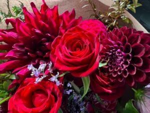 赤いバラとダリアの情熱的なプロポーズブーケ