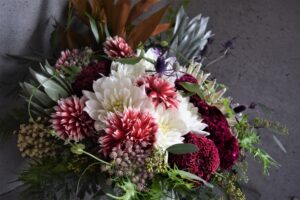 白と赤のダリアメインのプロポーズブーケ