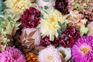 白やピンク、紫などの色とりどりのダリアとピンポンマムの花束