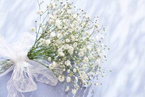 プロポーズのプレゼントとして人気の白いかすみ草の花束