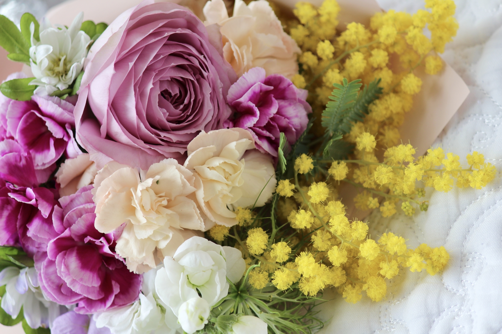 薄紫のバラカーネーション、とミモザと白いストックのプロポーズブーケ