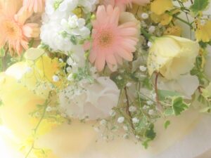 淡いオレンジピンクのガーベラやクリーム色のトルコキキョウに白いストックとかすみ草を合わせたプロポーズブーケ