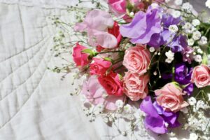 プロポーズのプレゼントに最適なスイートピーとバラとかすみ草の花束