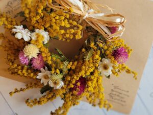 ナチュラルでかわいらしいミモザのドライフラワーリース