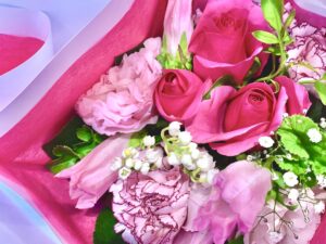 プロポーズギフトとして人気の白いスズランとピンクのバラの花束